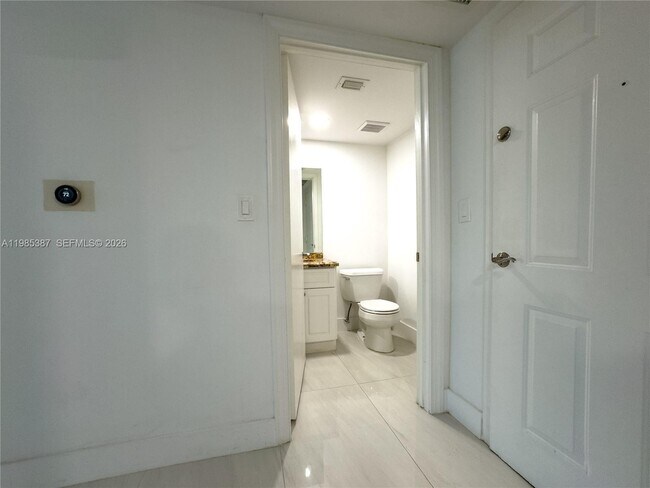 Foto del edificio - 540 Brickell Key Dr