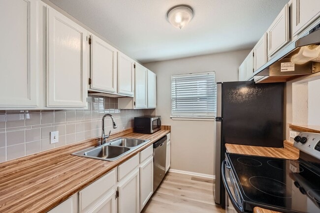 Building Photo - Must see 2 Bedroom 1 Bath in Castle Rock!!!