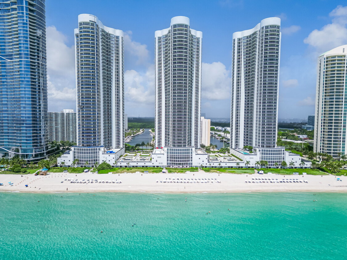 Primary Photo - 16001 Collins Ave