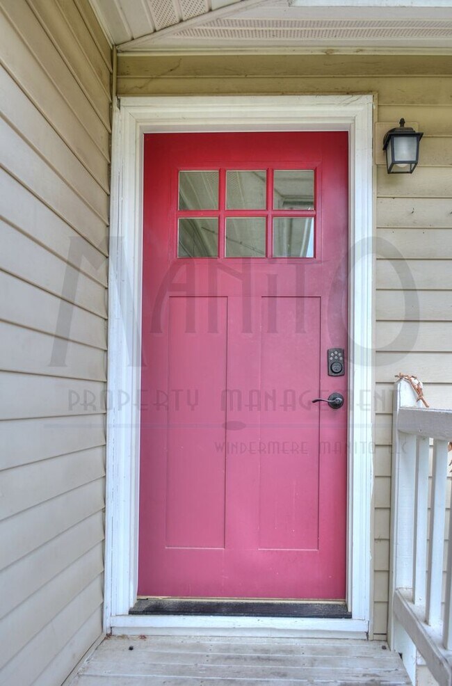 Building Photo - **COMING SOON** Bright & Peaceful Minnehaha Home