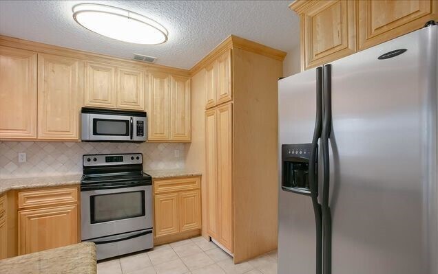 Building Photo - Beautiful 1BR/1BA Condo in A Gated Community!