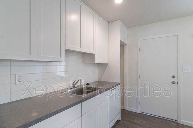 Building Photo - 520 Desert View Dr