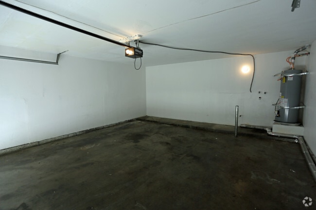 2 Bedroom,2 Bath-Garage - Cottonwood Apartments