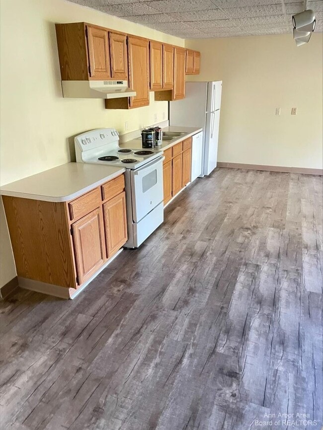 Photo - 116 W McKay St Apartment