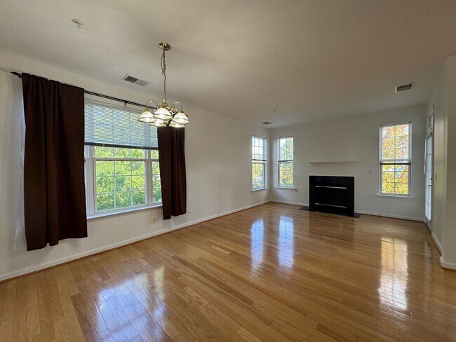 Foto del edificio - Bright And Cozy 3 Bed 2 Bath Condo With La...