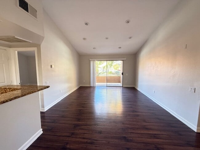 Foto del edificio - Beautiful 2-Bedroom Condo in Desirable Ran...