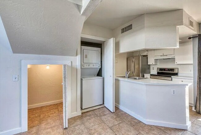 Building Photo - 4240 N Longview Ave