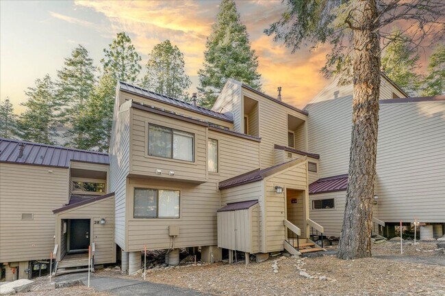 Foto del edificio - SKI LEASE:  Updated Townhome in Wooded, Central North Lake Location!