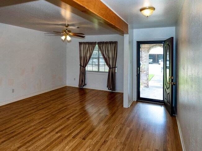 Building Photo - 717 Academy Ln