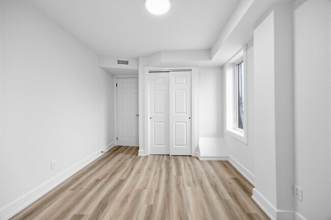 Building Photo - 851 Danforth Av