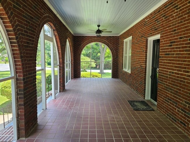 Foto del edificio - Renovated 3 Bedroom and 2 Bathroom availab...