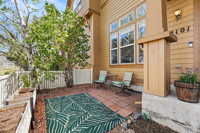 Foto del edificio - "Discover Your Dream Home: Spacious 3-Bedroom Townhouse in Scenic Castle Rock!"