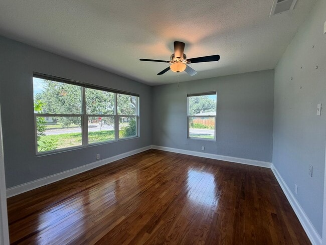 Building Photo - 2555 W Kings Hwy