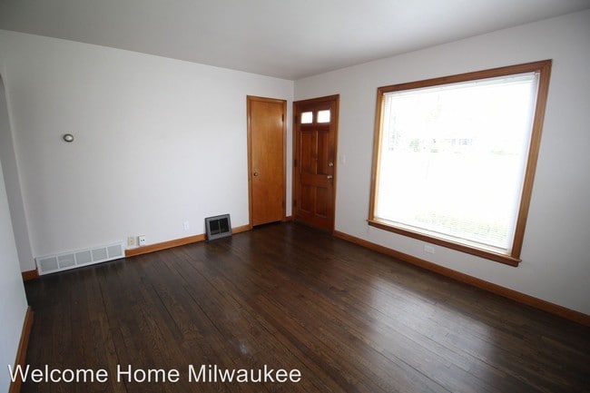 Building Photo - 3 br, 1 bath House - 9515 W Lisbon Ave