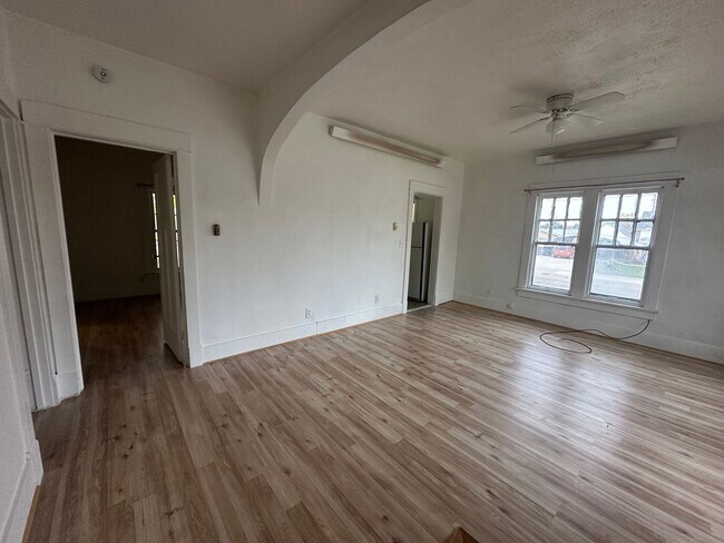 Foto del edificio - 1102 E 14th St