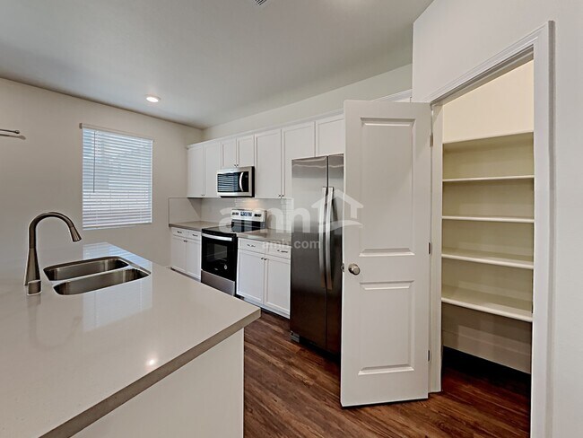 Building Photo - 6022 Schmidt St