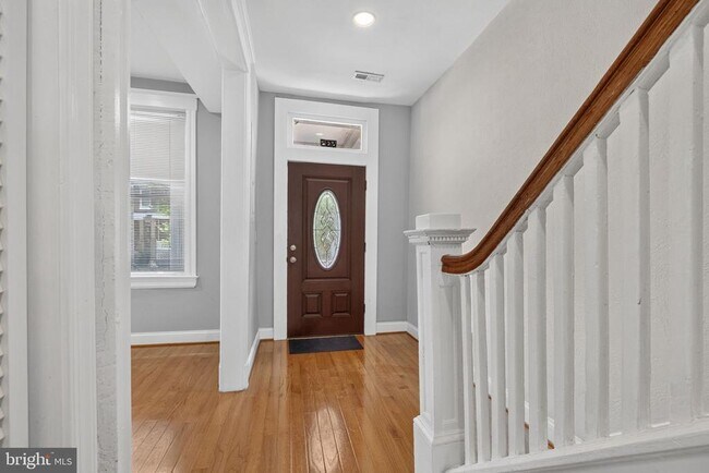 Building Photo - 635 Kenyon St NW