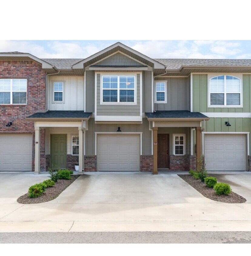 1009 SW Anchor Way, Bentonville, AR 72713 Townhome Rentals in