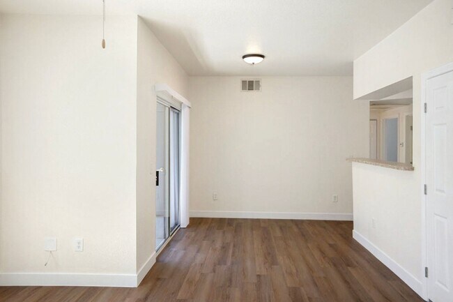 Building Photo - 3 Bedroom Northwest Condo-Gate Community