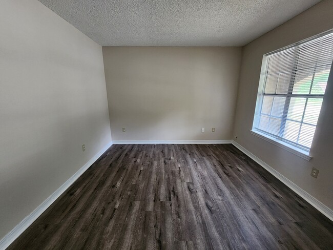 Foto del edificio - 2131 Woodside Dr