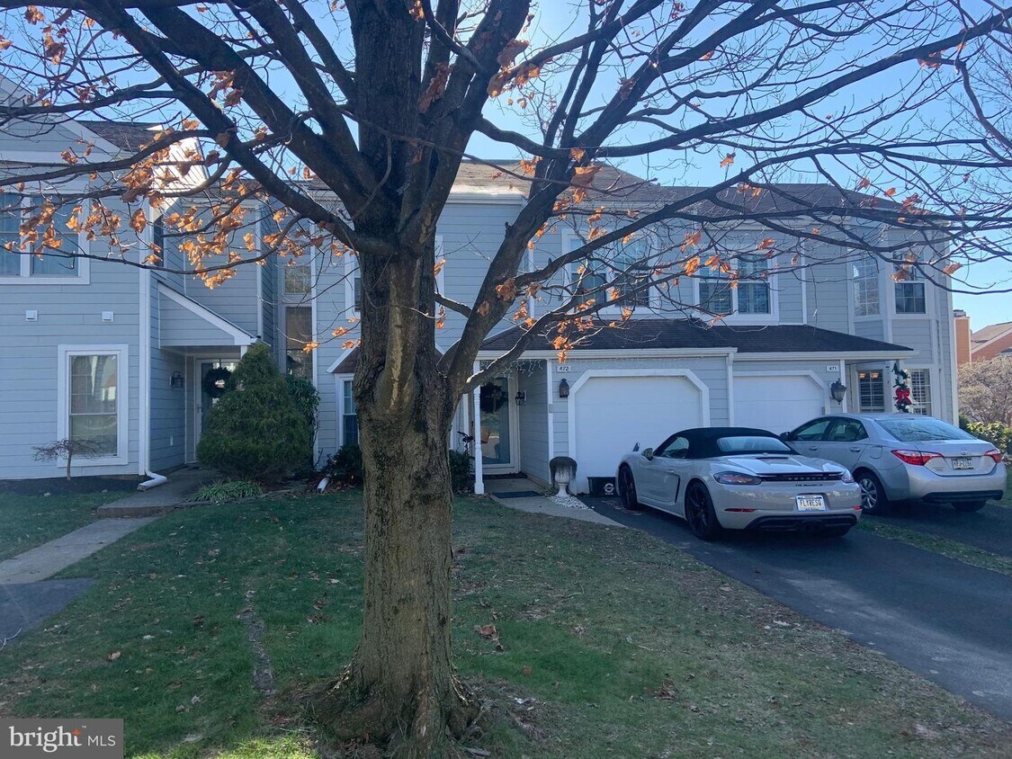 Primary Photo - 472 Trumbull Ct
