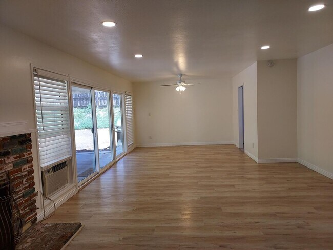 Foto del edificio - 3bd/2 bath washer/dryer hook ups/Large  pr...