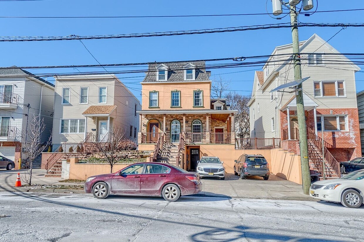 725727 Ave E Unit 2, Bayonne, NJ 07002 Condo for Rent in Bayonne, NJ