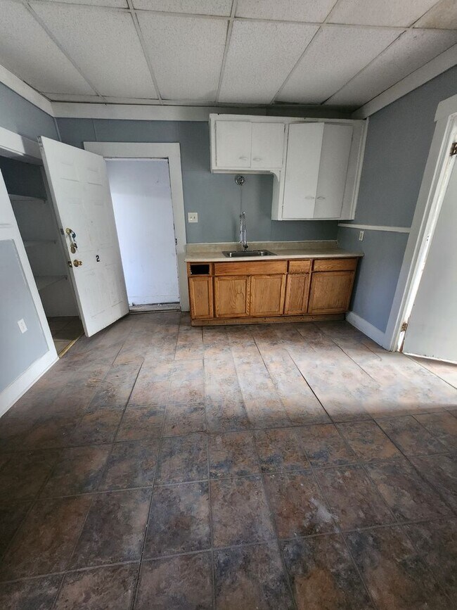 Building Photo - Lower2 bedroom unit