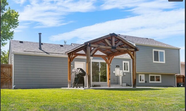 Building Photo - 6604 S Dahlia Cir