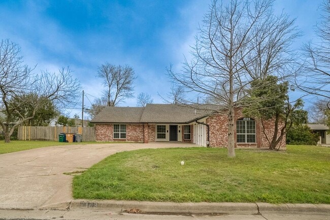 Building Photo - 2103 Pompton Dr