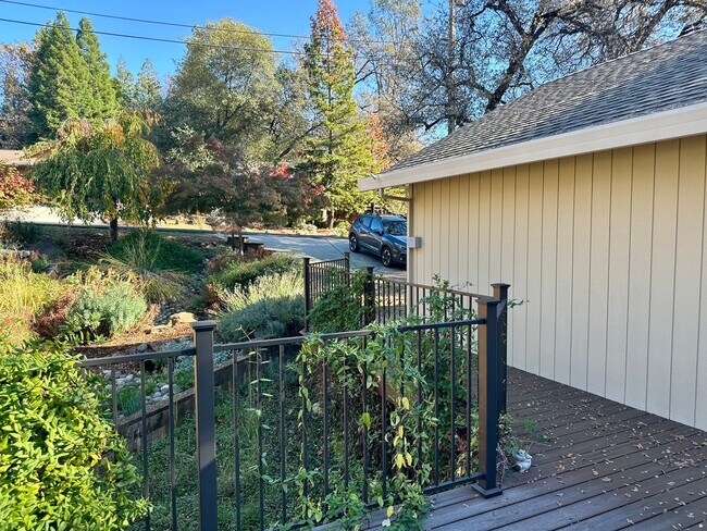 Foto del edificio - Beautiful 4-Bedroom Home with Stunning Vie...