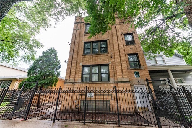 Foto del edificio - 2 bedroom in Chicago IL 60647