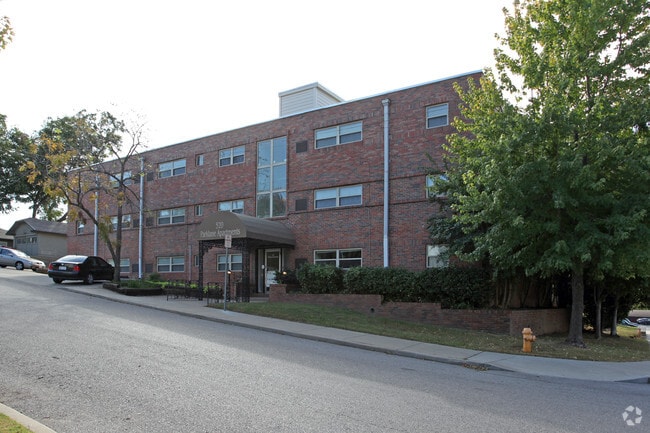 Building Exterior - Parklane Apartments