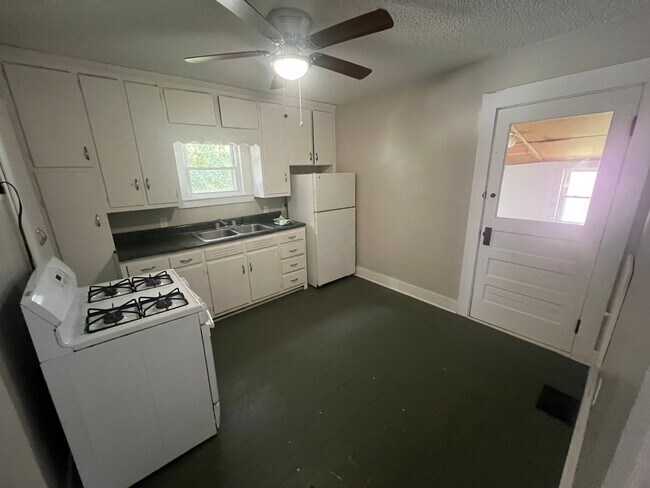 Building Photo - Home for rent in Elizabethtown! Less than ...