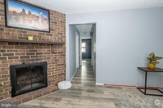 Building Photo - 1821 Valley Dr