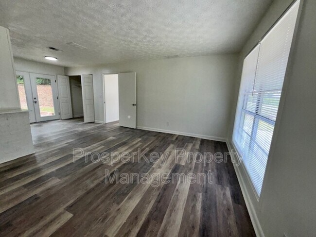 Building Photo - 920 Rosewood Dr