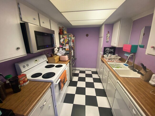 Foto del edificio - Super cool retro style townhome with invit...
