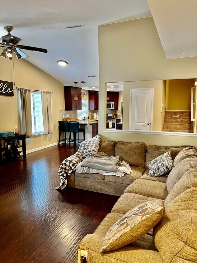 Foto principal - Centrally Located Roseville Condo