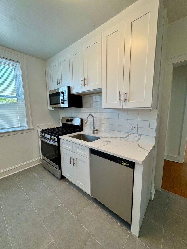 Building Photo - 1 bedroom in Chicago IL 60645