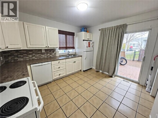 Photo du bâtiment - 139 Harmony Ave