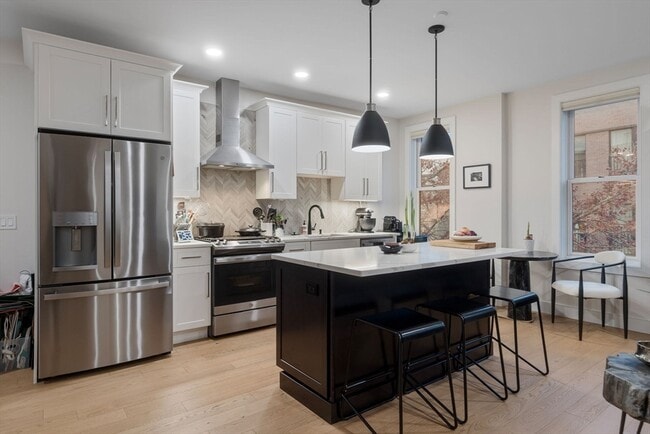 Building Photo - 320 Maverick St