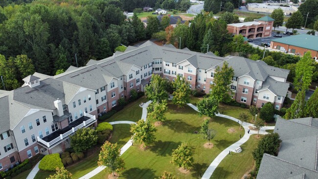 Beautiful courtyard with walking path - MainStreet on the Green