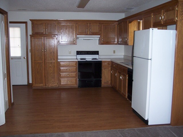 Kitchen - 708 Streck Ct