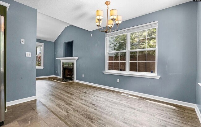 Foto del edificio - 4223 Woodridge Dr