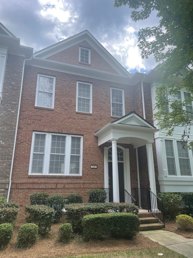 Foto del edificio - Gorgeous Townhome in the Heart of Fort Mil...
