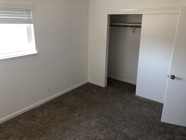 Dormitorio típico con gran armario. - 63 S 9th St