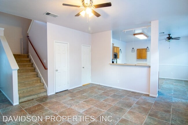 Building Photo - 3 br, 2.5 bath House - 4402 Swan Forest