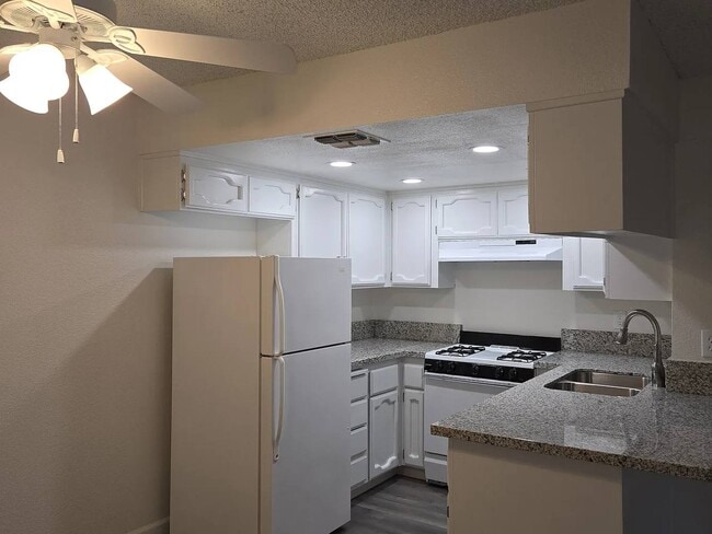 Building Photo - 246 N Effie St