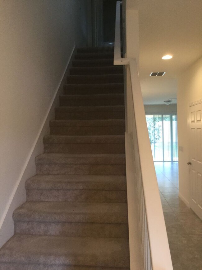Building Photo - Townhome near the HEART OF OVIEDO!