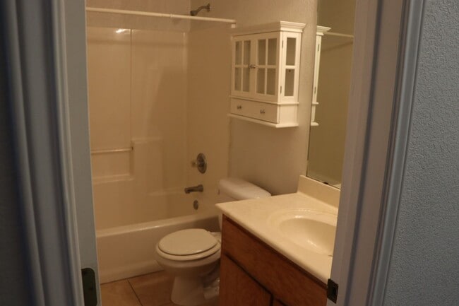 Building Photo - 2800 Edgefield St